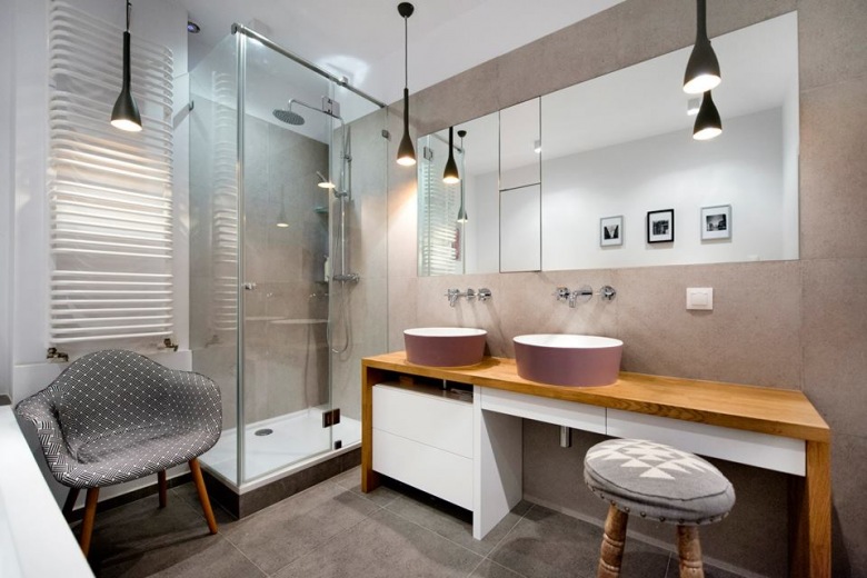 Przyjemna aranżacja łazienki łączącej styl skandynawski z nowoczesnym. Dwie umywalki w kolorze, podobnie jak...