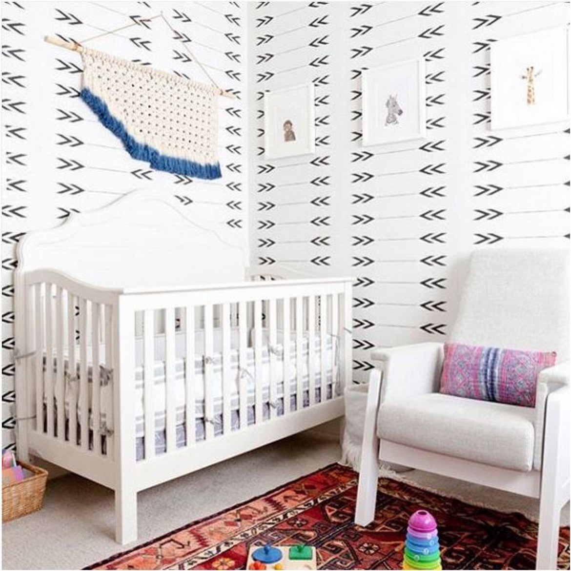 Wzorzysta ściana i białe meble w pokoju dziecięcym (51246)