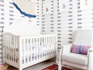 Wzorzysta ściana i białe meble w pokoju dziecięcym (51246)