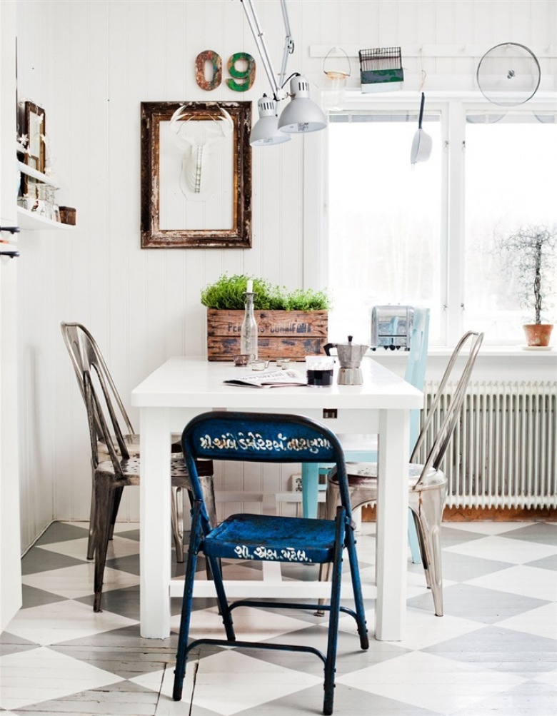 Skandynawska kuchnia,industrialna kuchnia,niebieskie krzesła,metalowe krzesła (34094)
