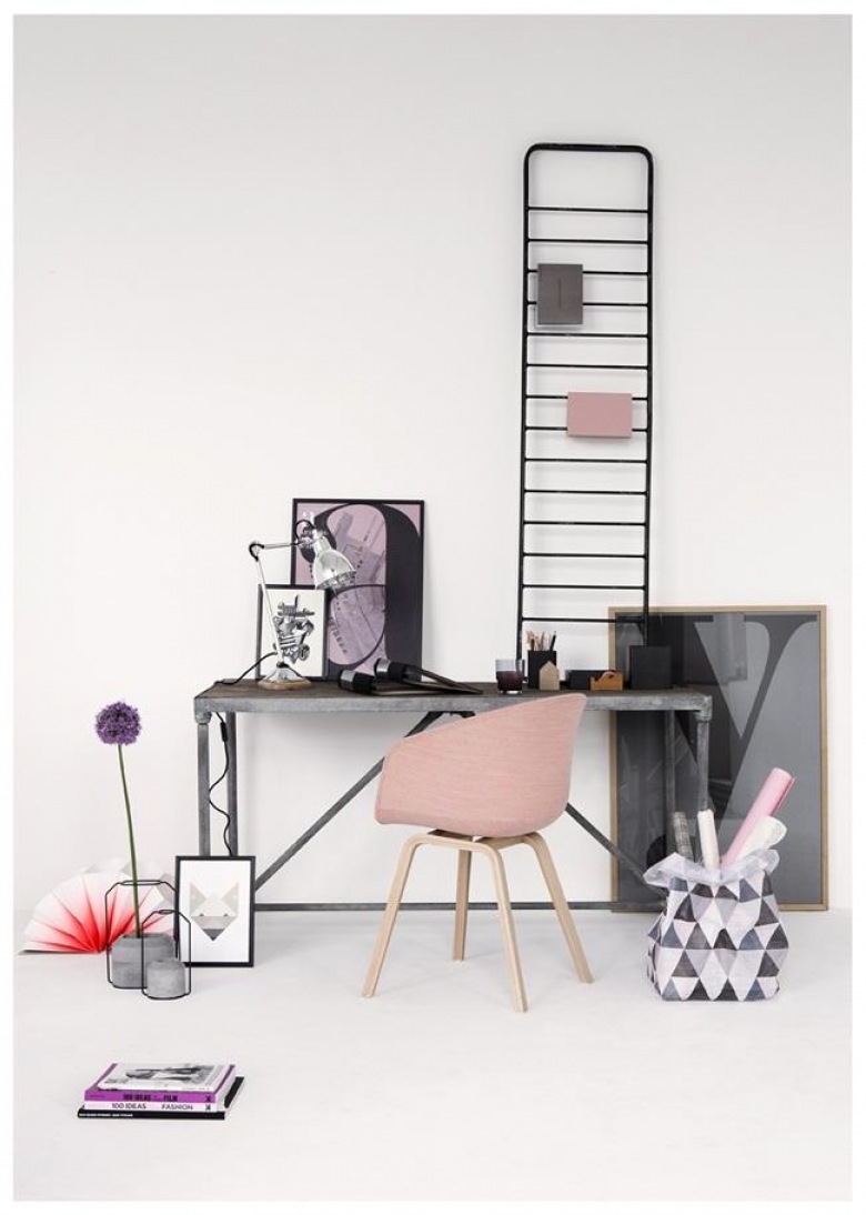 Szaro-różowe biuro w stylu skandynawskim z metalowym biurkiem (25232)