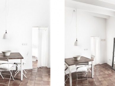 Biały stół z drewnianym blatem i metalowymi krzesłami (23568)