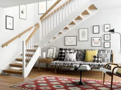 Aranżacja  otawrtego salonu z ażurowymi schodami z drewna (20990)