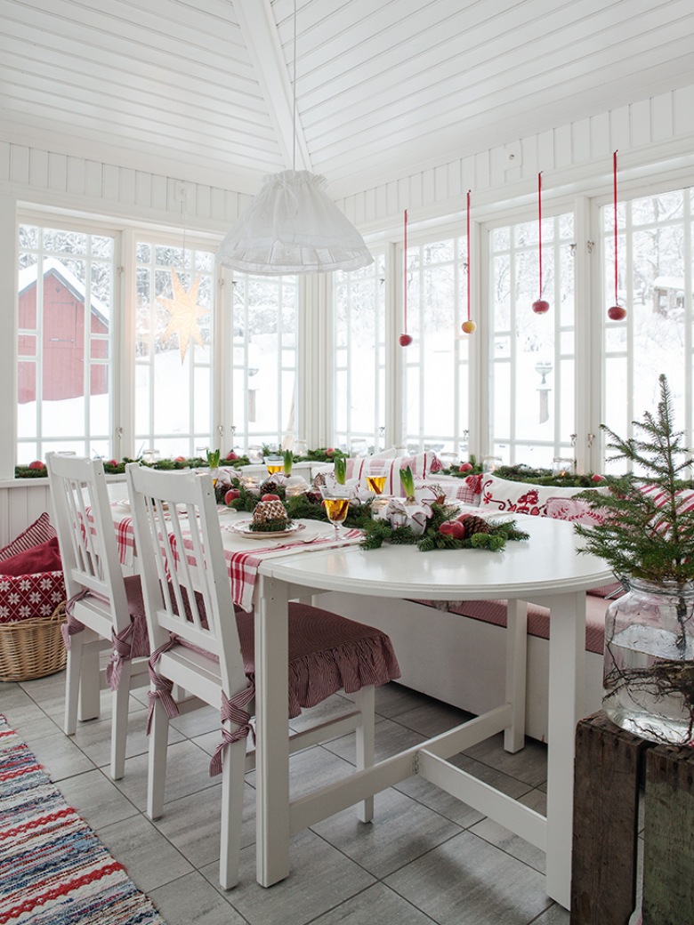 Aranżacja świątecznej jadalni w bieli i czerwieni (48049)