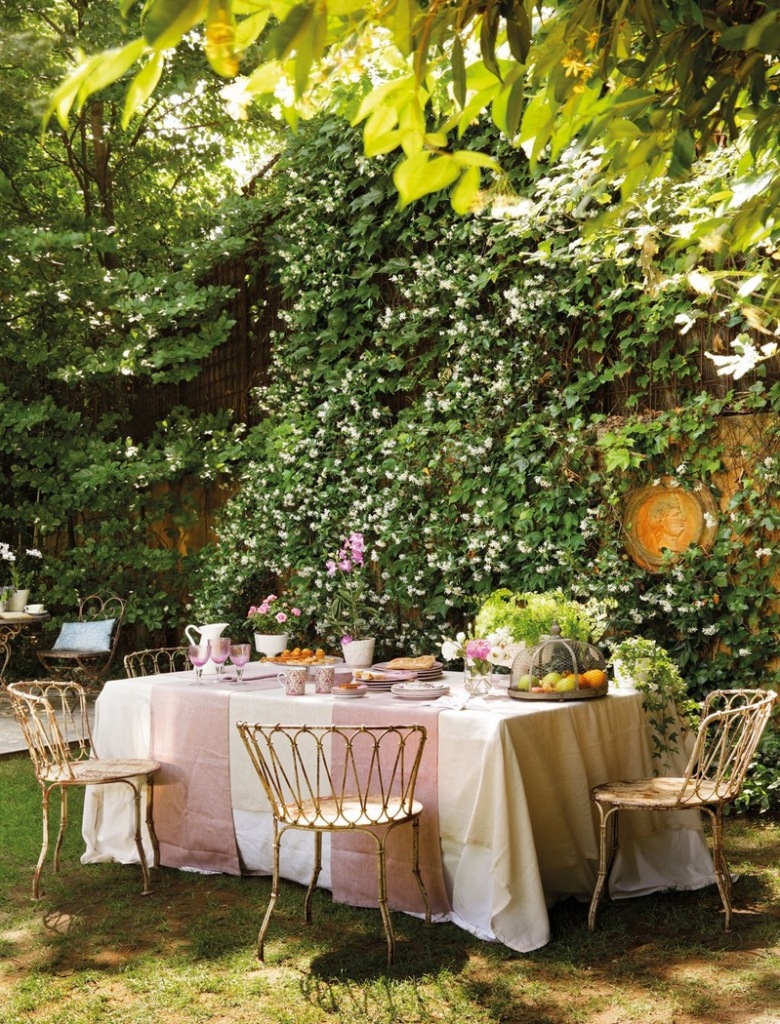 relaks w ogrodzie - kawa, napoje i piękne dekoracje stołu - lampiony, kwiaty, świece i pyszne desery...