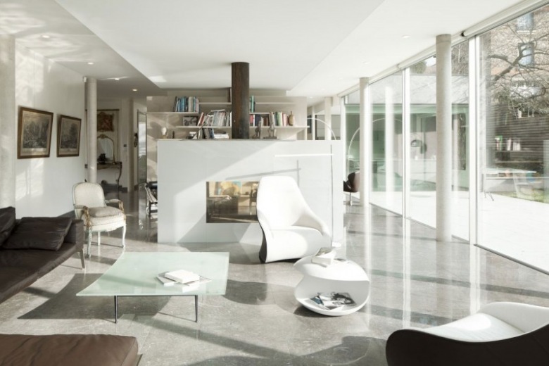 nowoczesny dom we Francji z panoramicznymi ścianami ze szkła - aranżacja wnętrza w nowoczesnym stylu z dizajnerskimi...