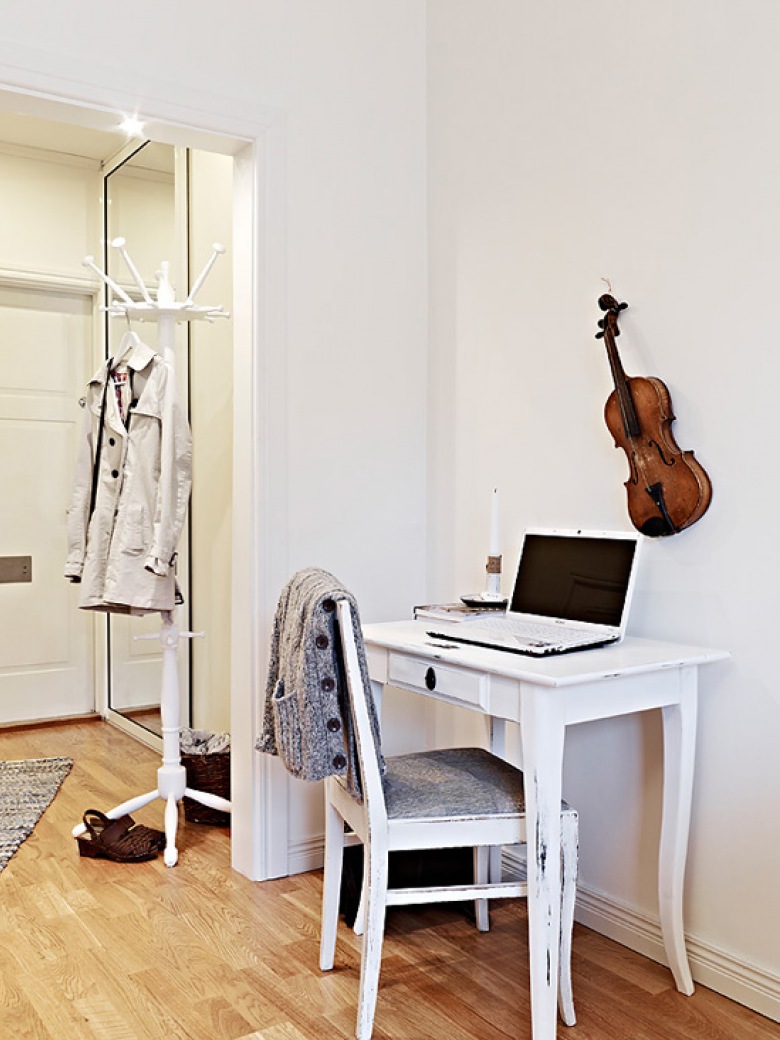 Drewniany biały wieszak i małe biurko w aranżacji małego mieszkania (21922)
