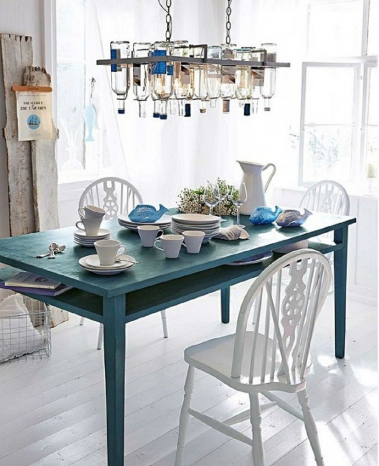 Żyrandol vintaghe z metalu i butelek nad niebieskim stołem z drewna i białymi rustykalnymi krzesłami (25070)