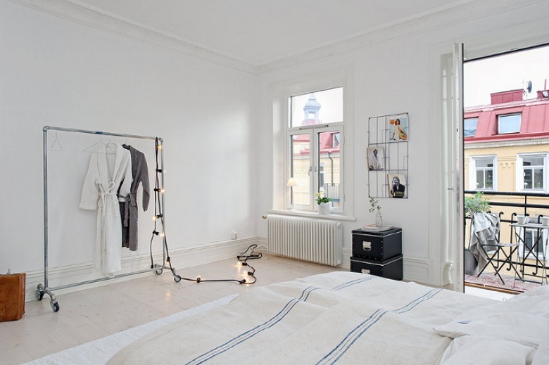 skandynawskie nastroje w sypialni, to zdecydowanie biel , światło i oszczędność w dekoracjach. Dotyczy nie tyle ilości...