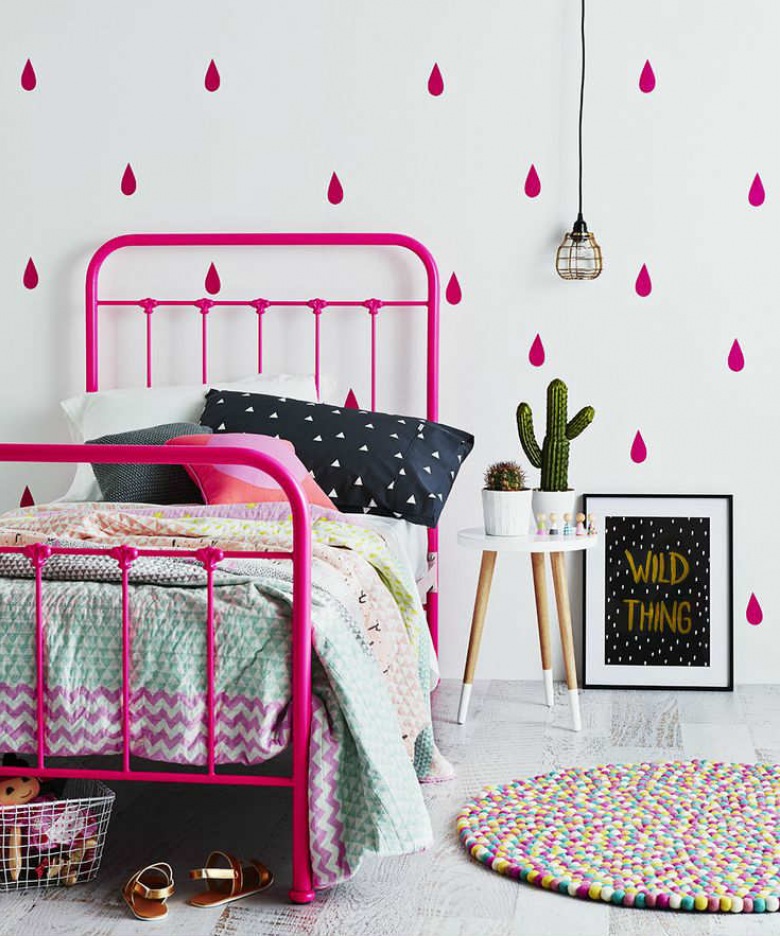 Różowe łóżko i dodatki w aranżacji pokoju dla dziewczynki (47549)