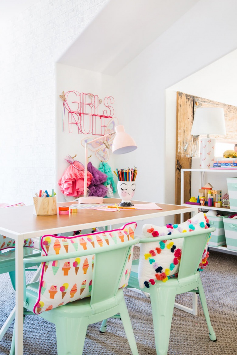 W dalszej części pokoju dziecięcego znajduje się mały stolik z krzesełkami, idealny do nauki i zabawy. Kolorowe dekoracje wypełniają pokój inspirującym i radosnym...