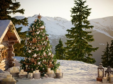 Duże choinki wokół domu w górach ubrane w świąteczne dekoracje (20505)