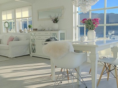 Biała podłoga w jadalni oraz salonie z dużymi oknami (52221)
