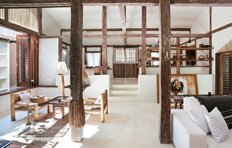 brazylijski dom w przepięknym, rustykalnym wydaniu - proste , ciosane belki, meble i dekoracje - całość wygląda...