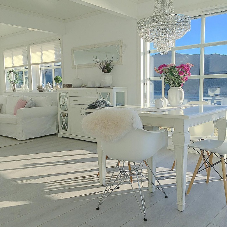 Wnętrza tygodnia z instagramu, czyli aranżacja białego domu z jadalnią z pięknym widokiem na wodę! (52221)