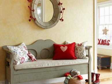 Szara ławka  z drewna i owalne lustro w stylu prowansalskim z czerwonymi świątecznymi dekoracjami (27333)