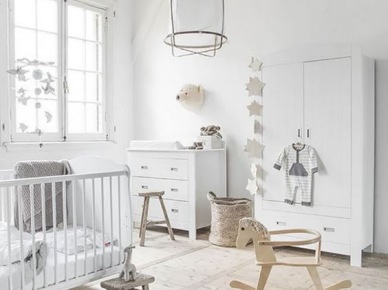 Biały pokoik dla niemowlęcia z drewnianymi meblami (53274)
