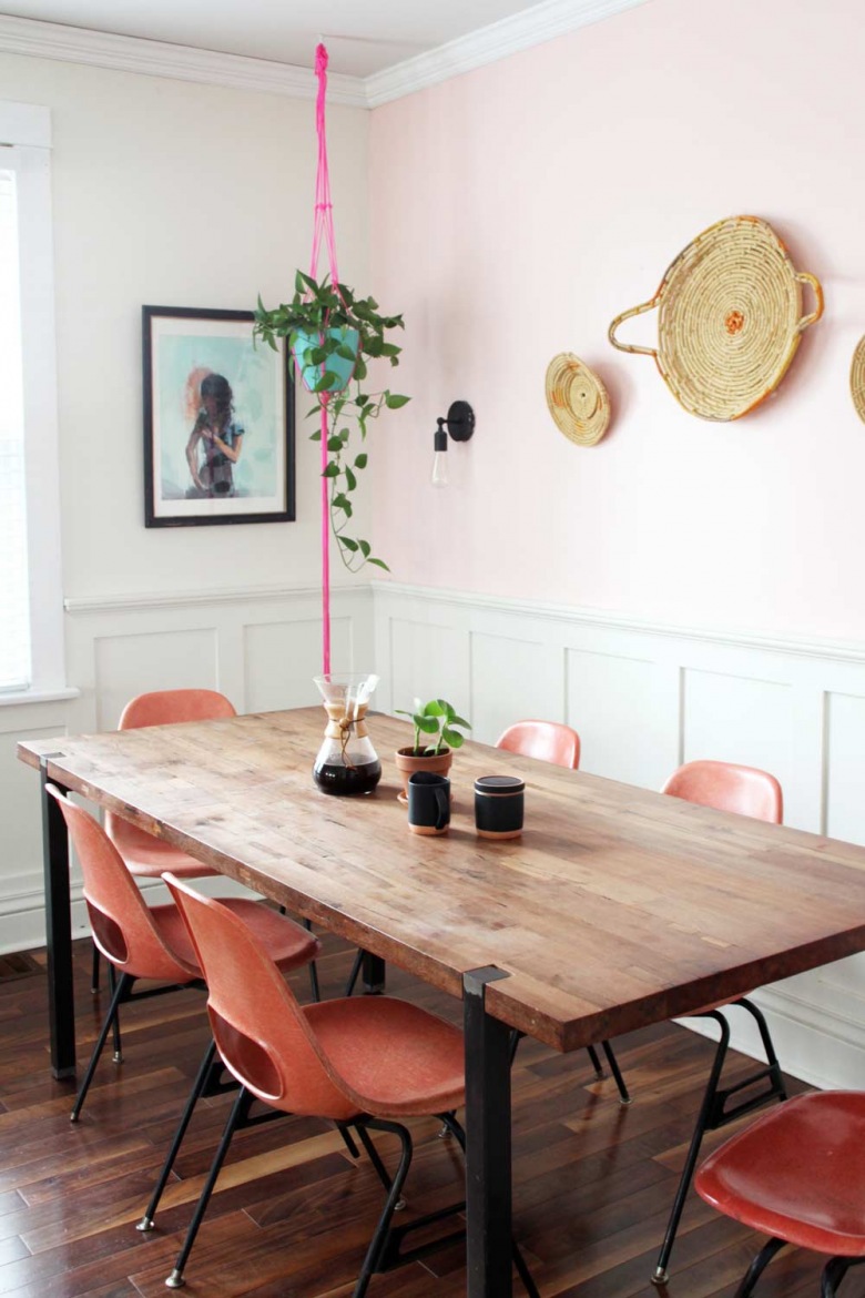 Drewniany stół i różowe dodatki do jadalni (53532)