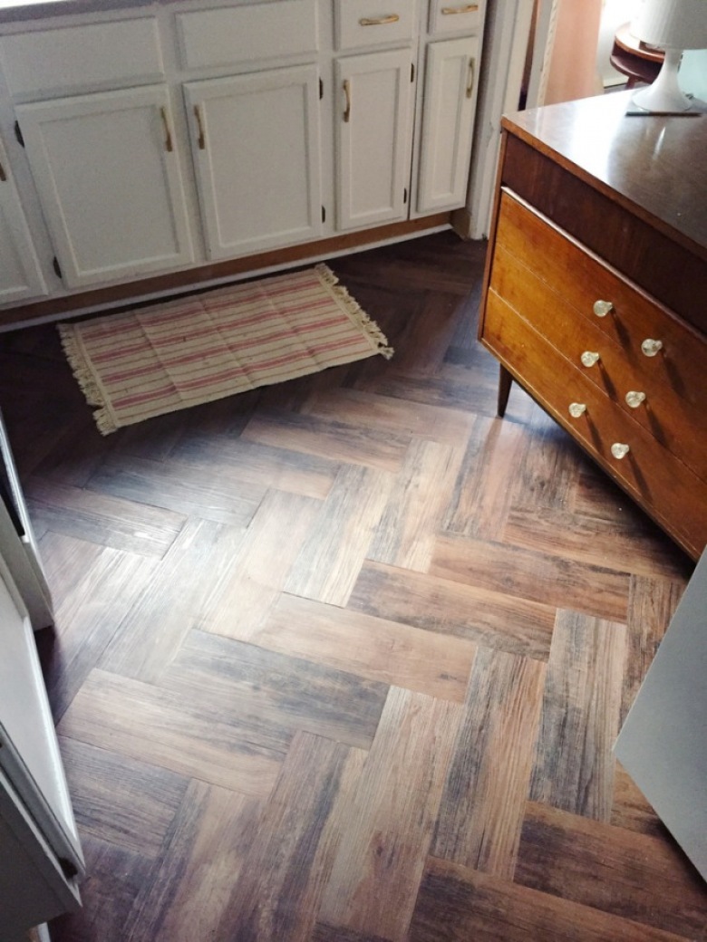 Drewniana podłoga w aranżacji kuchni (51399)