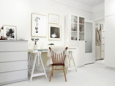 Kącik z białym biurkiem na kozłach w stylu skandynawskim,biała komoda i witryna,czarno-białe grafiki na ścianie (27863)