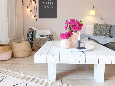 Różowy salon z białym stolikiem kawowym z drewna (53776)