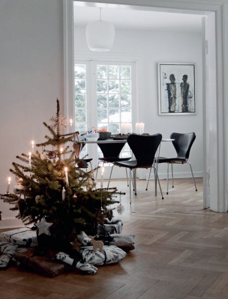 niesamowity domek w stylu skandynawskim - nigdy bym nie pomyślała, że czarny kolor pasuje również na okres świąt i na dekoracje bożonarodzeniowe - naprawdę ciekaw...