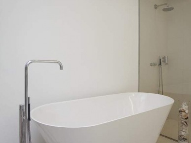 Aranżacja łazienki z owalną wanną w minimalistycznym stylu (21863)