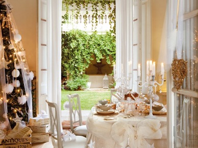 Biała aranżacja świątecznego stołu i choinki w stylu francuskim (27357)