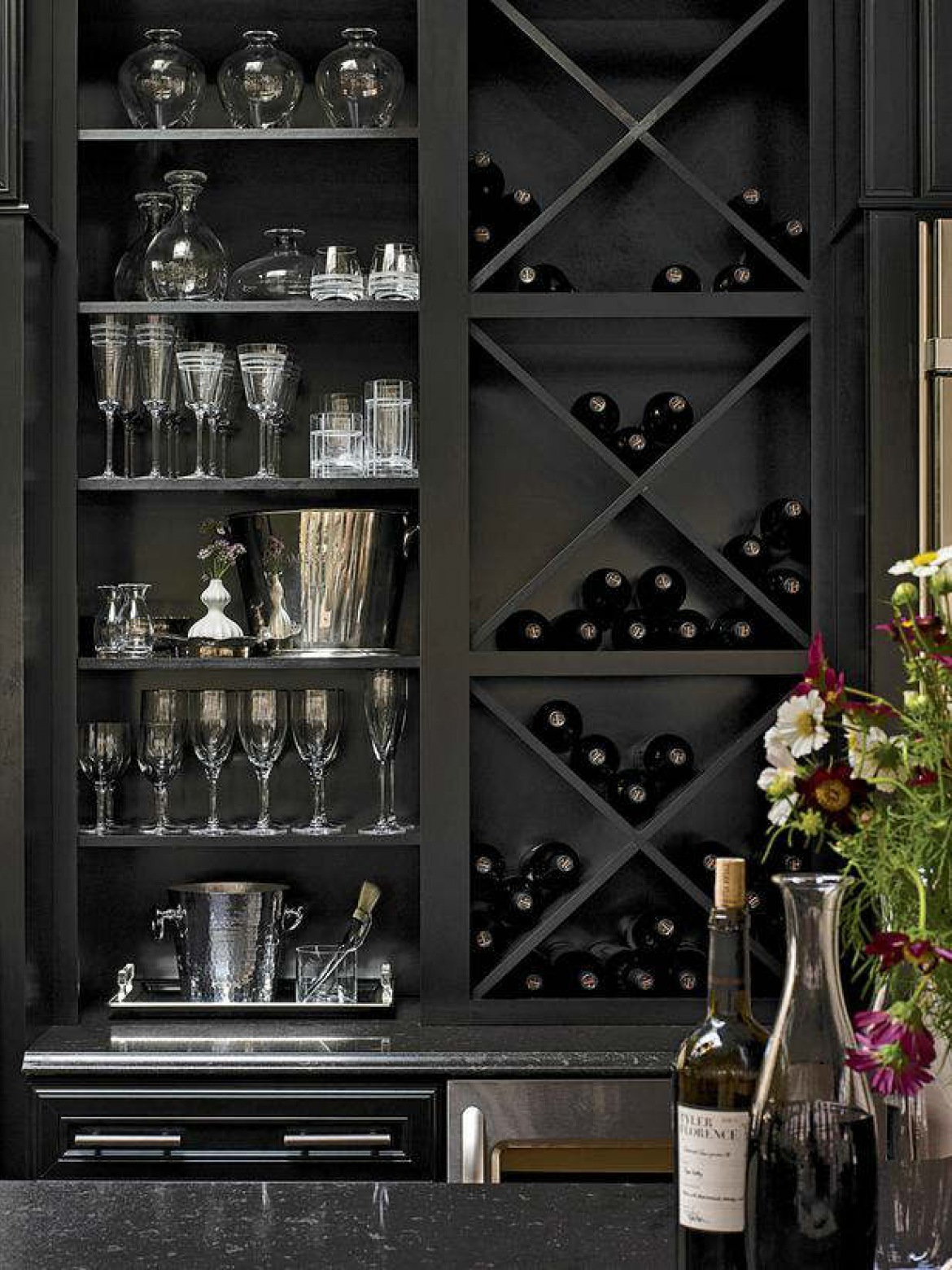 Proste i krzyżowane półki na wino w czarnym kolorze (20192)