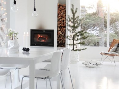 Biały salon z kominkiem ze świąteczną choinką w stylu skandynawskim (27545)