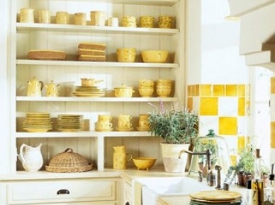 Biało-żółte płytki na ścianie i żółta zastawa stołowa w tradycyjnej kuchni (22259)