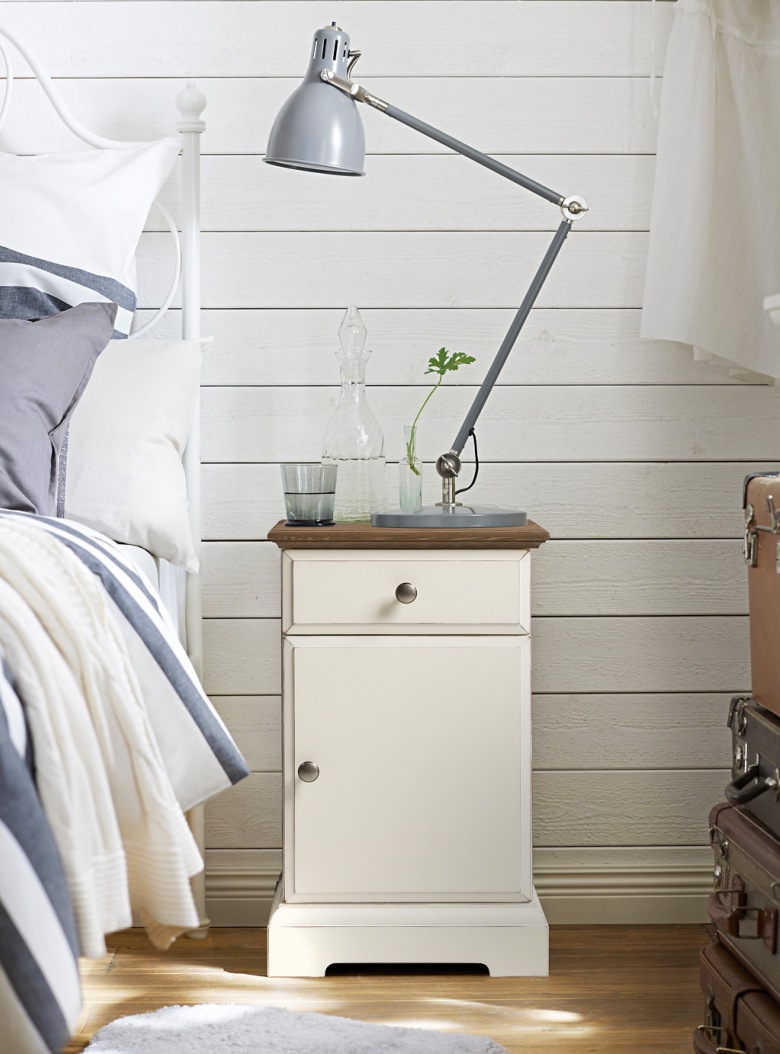 Szara lampka nocna, drewniana  biała szafka nocna przy łóżku z szaro-biała pościelą (23733)