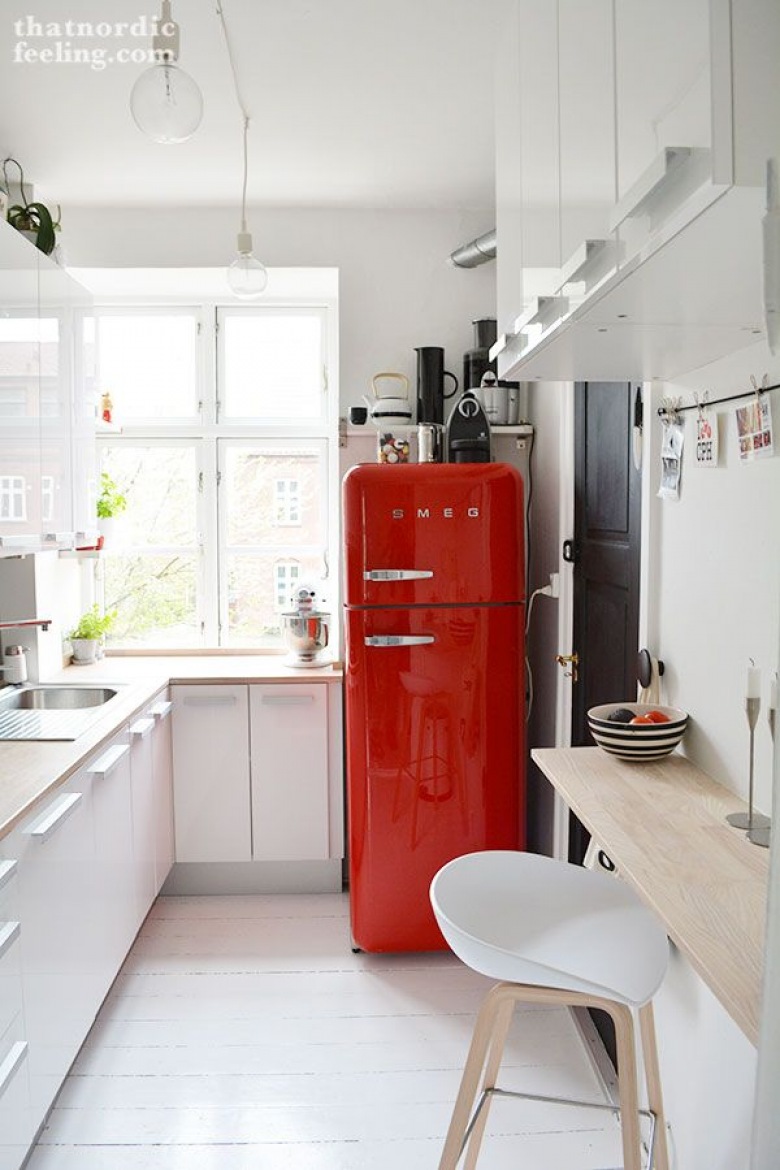 Czerwona lodówka SMEG w wąskiej białej kuchni (28378)