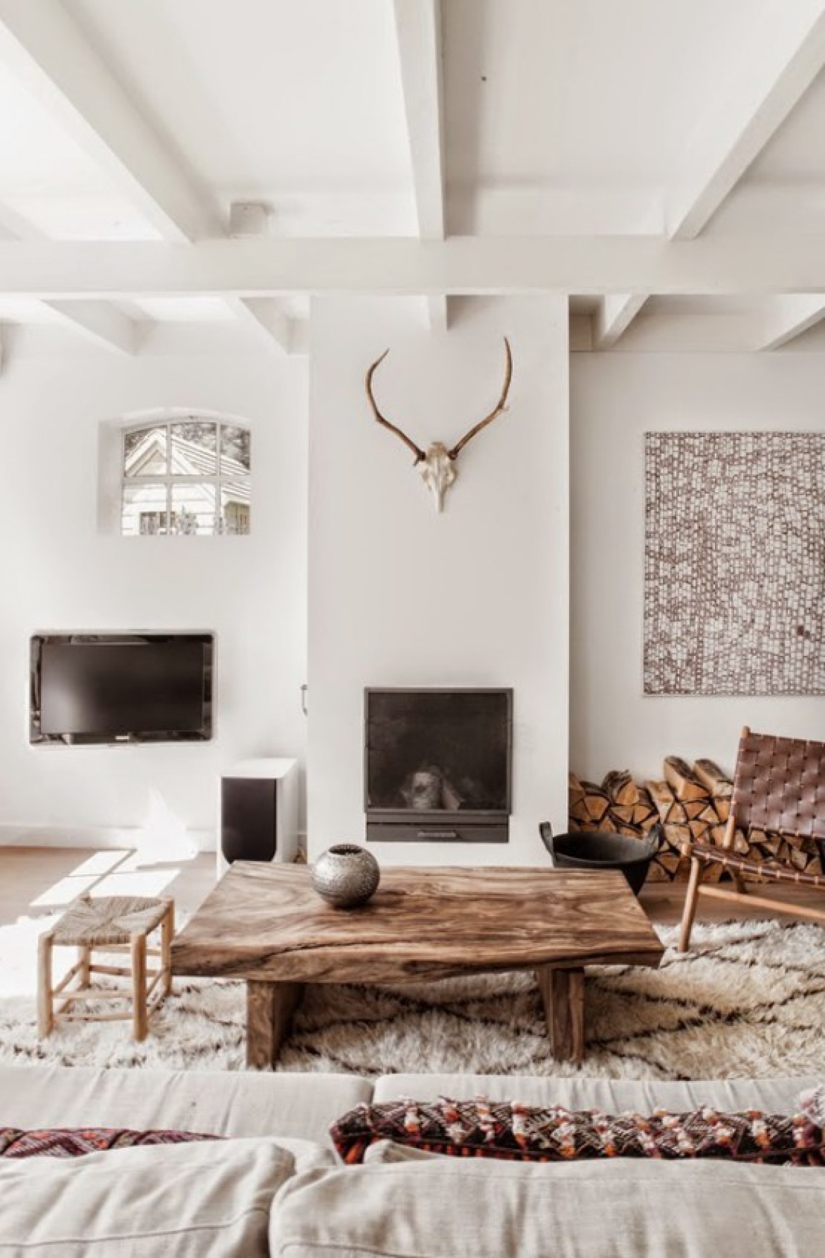 Biały salon w skandynawsko-rustykalnym klimacie (50782)