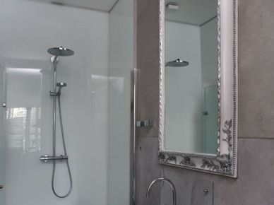 Stylowe lustro z rzeźbieniami,betonowe płytki na ścianie i nowoczesna armatura w łazience (24120)