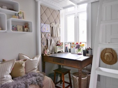 Białe półki kubikowe,pikowana ściana,stylowe biurkowi wiklinowe kosze w dziecięcym pokoju (21610)