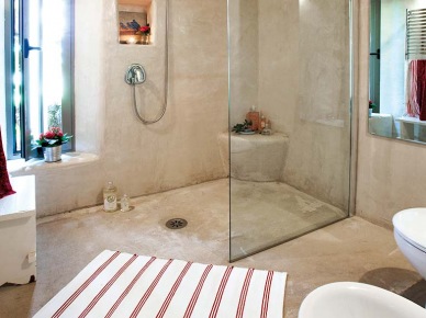 Beton i szkło w śródziemnomorskiej łazience (20964)