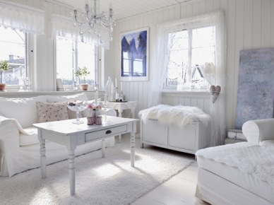Biała komoda ,biały stolik kawowy z szufladą,biała sofa i kryształowy stylowy zyrandol w skandynawskim salonie w tradycyjnym stylu (24487)