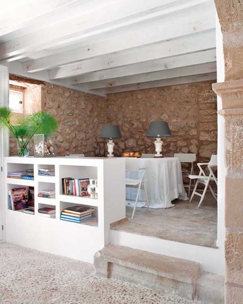 klasyczny obrazek wiejskiego domu w Hiszpanii, Majorka - dom w kamieniu, pełen dizajnerskich mebli - to zderzenie...