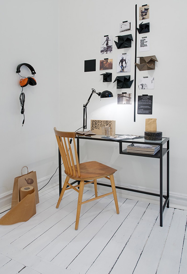 Metalowe czarne biurko w kąciku biurowym w małym mieszkaniu (21210)