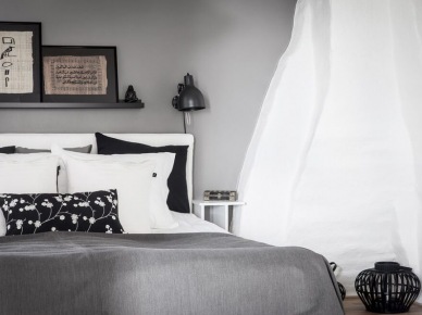 Szare ściany,szara narzuta,biało-czarne poduszki dekoracyjbne w sypialni (48032)