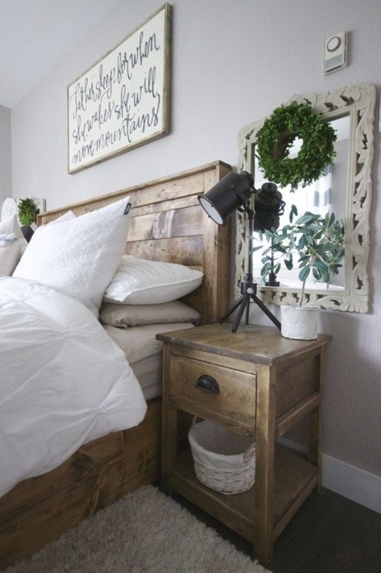 Rustykalny charakter sypialni tworzą meble z naturalnego drewna. Stonowana kolorystyka szarości stanowi wdzięczne tło...