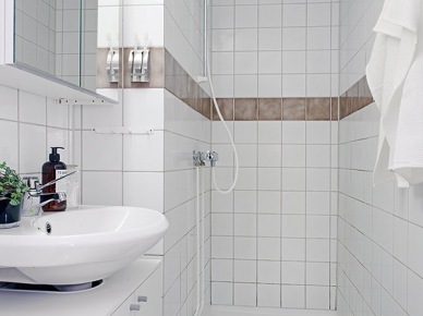Biała łazienka z brązowym dekoracyjnym paskiem na scianie (20227)