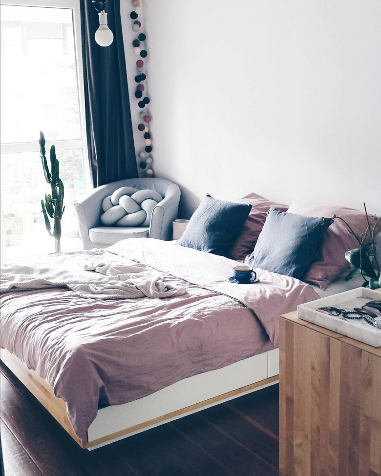 Aranżacja sypialni w stylu skandynawskim w pastelowej palecie barw (51158)