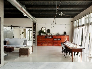 Drewniana czarna podbitka sufitowa,biała podłoga żywiczna,stylowy drewniany stół z tolixami i stylowa prowansalska biała sofa w salonie (27762)