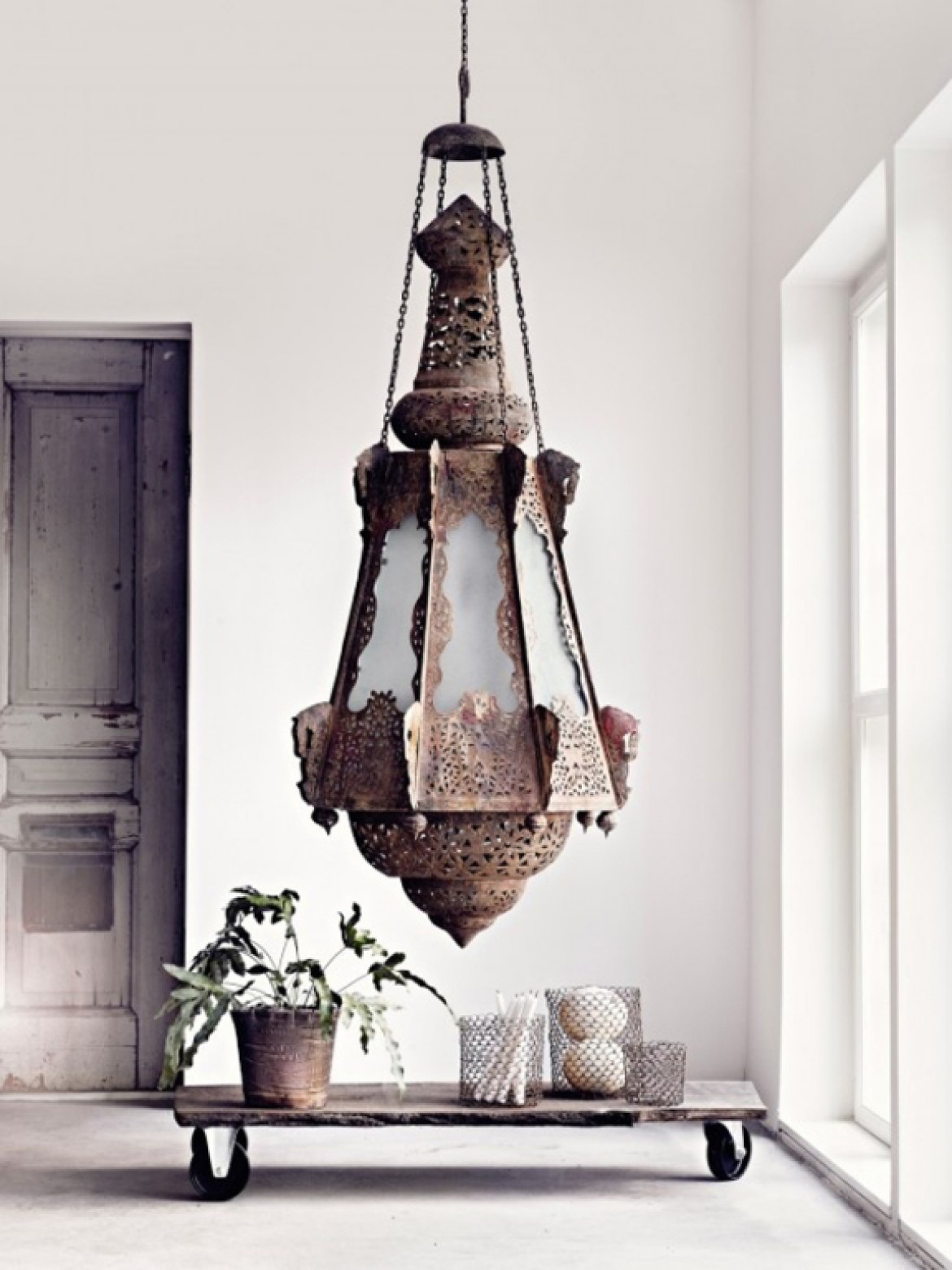 Marokańskie ozdobne lampy wiszące we wnętrzach (25649)
