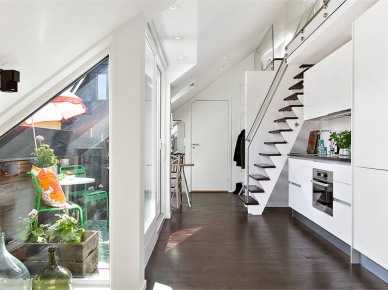 Otwarta wąska kuchnia , schody i przeszklony balkon (23188)