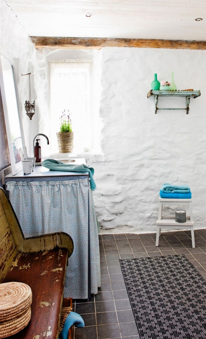 prosty, skromny domek  na skandynawskiej wsi, gdzie życie toczy się niezmienionym, powolnym rytmem