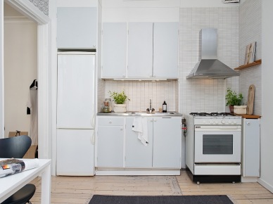 Mała kuchnia skandynawska w biało-szarych odcieniach (22617)