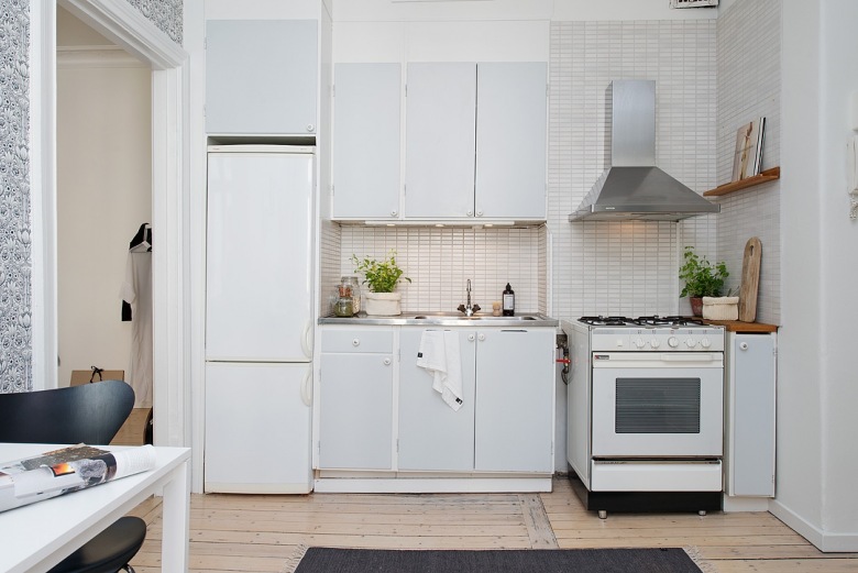 Mała kuchnia skandynawska w biało-szarych odcieniach (22617)